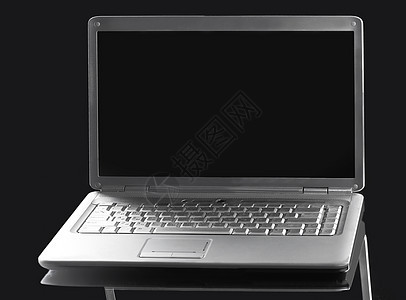 特写 打开笔记本电脑 在暗背景上用空白屏幕图片