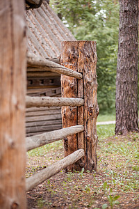 将旧木屋围在森林中的大型木栅栏柱房子树干树桩日志边界农村木头堡垒森林乡村图片
