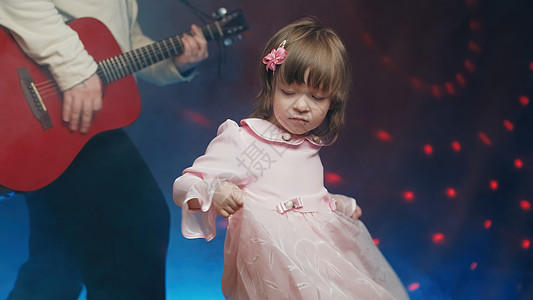 小小女孩在舞台上的老式礼服舞中 父亲弹音吉他连衣裙彩色音乐乐器衣服音乐会蕾丝戏服舞蹈孩子们图片
