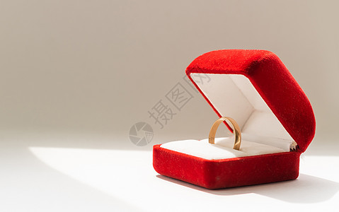红盒中的结婚戒指夫妻盒子传统玫瑰插图婚礼婚姻金子钻石珠宝图片
