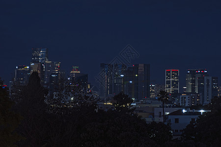 城市生活的夜景 建筑物的灯光闪烁着冷酷的蓝色调 以色列特拉维夫夜景 蓝色调城市景观图片