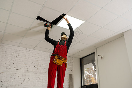 一名建筑人员取代天花板 工作正常 手无寸铁工作服工具木匠承包商维修安装技术员男性修理工建设者图片