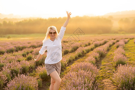 穿着草帽的金发年轻女旅行者 在熏衣草田里 围着紫色花朵露肩牛仔女性游客蓝色女孩短裤玫瑰天空薰衣草图片
