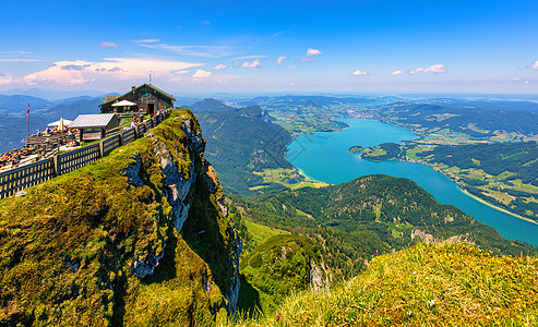 萨尔茨卡默古特的从 Schafberg 欣赏令人惊叹的景色 月亮湖 月亮湖 蓝天 阿尔卑斯山脉 上奥地利 萨尔茨堡 靠近沃尔夫冈图片