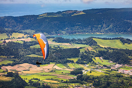 在亚速尔群岛的火山口和泻湖天堂景观滑翔伞 在 圣米格尔 亚速尔群岛 葡萄牙 欧洲上的滑翔伞旅行森林翅膀运动旅游山峰目的地空气跳伞图片