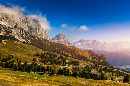 加迪纳山口 特伦蒂诺上阿迪杰 意大利 以山为背景的加迪纳山口 位于意大利南蒂罗尔的 Val Badia 和之间的高山山口风景阳光图片