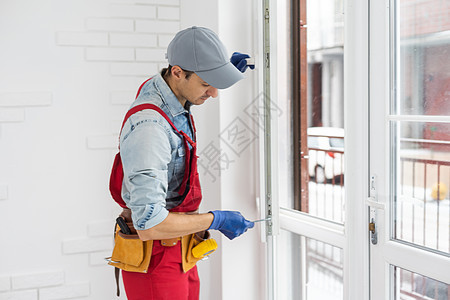工人在房屋内安装和检查窗子男性建设者工作程序建筑修理工办公室木匠房子维修图片