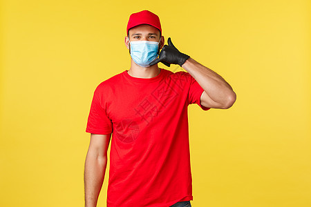 大流行期间的快递 covid19 安全运输 网上购物概念 身着红色制服和医用口罩的友善的年轻邮递员 处理员或快递员 要求下单社交图片