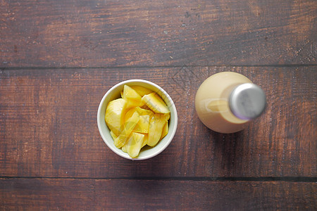 芒果冰和新鲜芒果 木木本底玻璃牛奶排毒热带奶昔果汁橙子背景图片