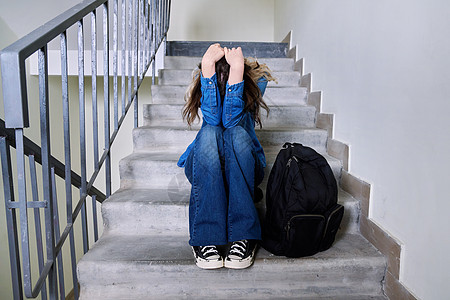坐在台阶上的悲伤沮丧的年轻女士学校女性大学脚步恐慌女孩青少年地面孤独疾病图片