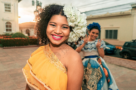 两位穿着典型尼加拉瓜服装的传统舞者在尼加拉瓜莱昂的一条街道上 在日落时玩乐 闲逛和闲逛图片