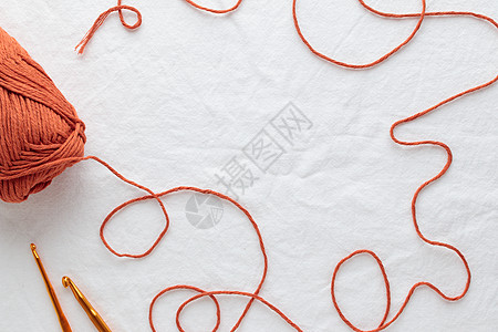 白桌上的棉纱色球钩和圆球手工针织纱针织工具爱好棉布钩针闲暇赭石纱球图片