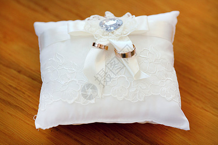 蕾带枕头上的婚环戒指庆典夫妻框架圆圈边界珠宝仪式婚礼奢华图片