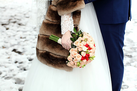 新娘手中的婚礼花束订婚玫瑰叶子夫妻女性裙子幸福庆典女孩仪式图片