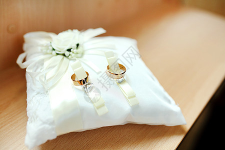 蕾带枕头上的婚环边界纪念日圆圈戒指女孩庆典框架婚礼横幅奢华图片