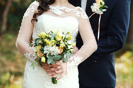 新娘手中的婚礼花束玫瑰叶子女性订婚裙子奢华仪式夫妻庆典幸福图片