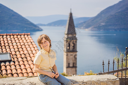 在阳光明媚的一天 黑山 男孩游客在 Perast 老城享受五颜六色的街道 前往黑山的概念 在美丽的阳光明媚的日子里 在夏天 黑山图片