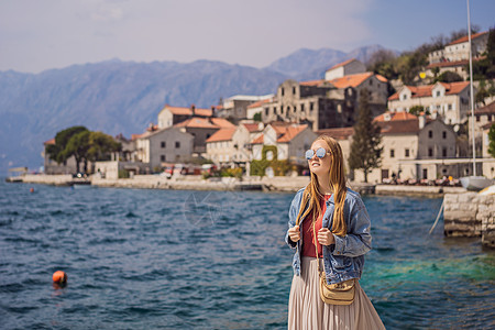 黑山阳光明媚的日子里 女游客在佩拉斯特老城享受五颜六色的街道 前往黑山的概念 在美丽的阳光明媚的日子里 在夏天 黑山 欧洲南部的图片