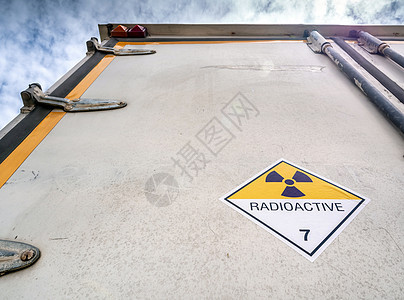 运输标签上的辐射警告标志 第7类 在运输卡车集装箱门外的第7类货物黄色环境白色风险危险材料班级危险品冒险贴纸背景图片