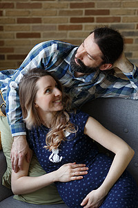一对情侣在爱情中等待着一个孩子母亲微笑父母房间家庭怀孕男性丈夫妻子母性图片