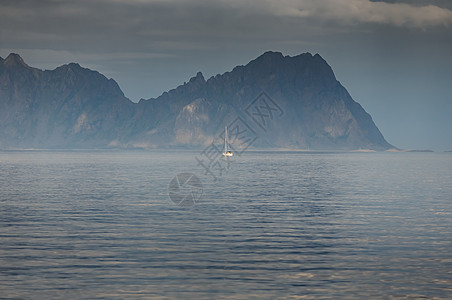 游艇在地平线上 挪威海景 天空晴朗的岩石海岸 太阳穿透云层 纯粹悬崖 阳光照耀的小岛屿等支撑假期海岸线石头爬坡森林海洋帆船全景旅图片