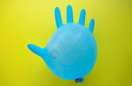 蓝色飞性橡皮外科手套 以黄底气球和空间的复制件为形式 最小化概念 笑声工作卫生装饰风格药品空气乳胶清洁工不育消毒剂图片