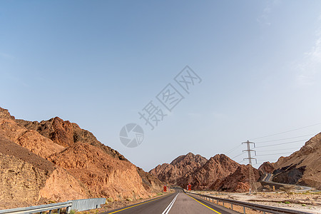 在多山的沙漠景观旁边的一条路 通往以色列埃拉特的12号公路 位于埃及边境 沙子颜色各异的山脉旅行冒险行星地球小说国家气氛顶峰天空图片