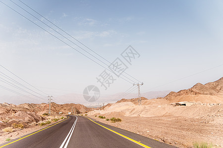 在多山的沙漠景观旁边的一条路 通往以色列埃拉特的12号公路 位于埃及边境 沙子颜色各异的山脉陨石科幻小说地球沙丘冒险地质学火山墙图片