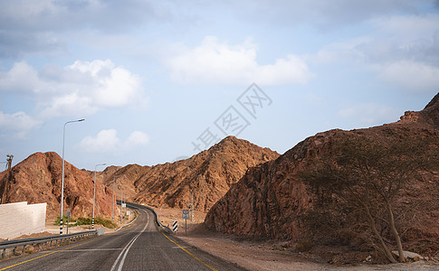 在多山的沙漠景观旁边的一条路 通往以色列埃拉特的12号公路 位于埃及边境 沙子颜色各异的山脉灰尘顶峰荒野科幻石头气氛小说火山陨石图片