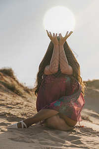 女人在沙漠的阳光下举起手来 穿着流着洋装旅行太阳旅游自由女孩假期天空女性乐趣图片