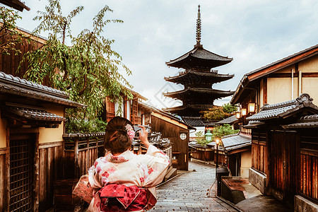 日本京都Higashimama地区旅行者文化舞妓艺妓照片手机电话旅行相机寺庙旅游图片