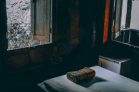 传统泰国房屋卧室的旧木窗 古老的木窗背景图片