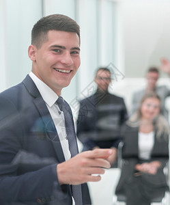 与商业团队举行工作会议时的商务人士头脑职业风暴成功合作男性生意同事玻璃会议图片