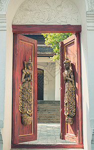 古老的木木门拱门 有亚洲天使雕塑风化入口艺术房子建筑学古董木头图片