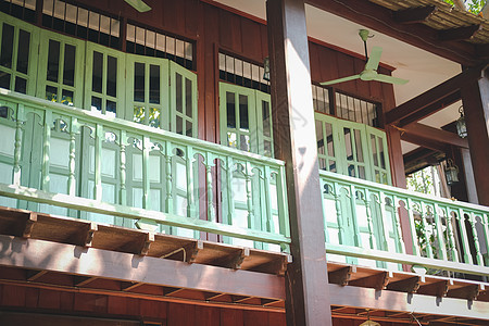 泰国传统木木屋 泰式房子雕塑农村阳台建筑公园乡村木头背景图片