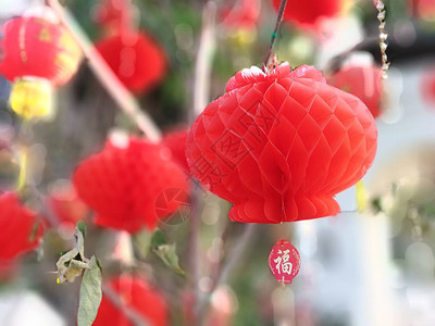红纸红灯笼 用来庆祝中国新年的辉煌之词装饰品运气红色节日文化灯笼风格装饰财富问候语图片