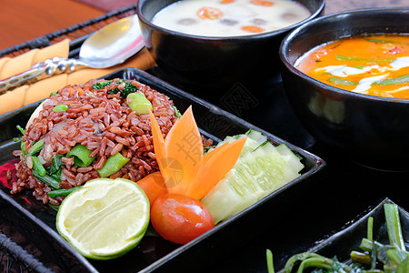 炒饭加蔬菜 红辣咖喱 泰国椰子汤 素食图片