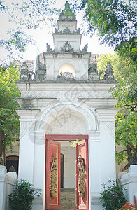 古老的木木门拱门 有亚洲天使雕塑房子木头入口风化古董艺术建筑学图片