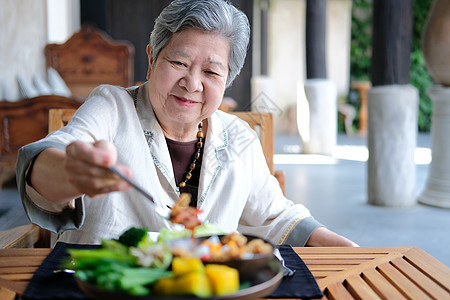 老年年长老年妇女食用食物 成熟退休的生活方式和生活习惯女性用餐美食餐厅成人女士祖母午餐图片