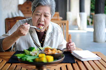 老年年长老年妇女食用食物 成熟退休的生活方式和生活习惯祖母美食餐厅午餐用餐女士女性成人图片