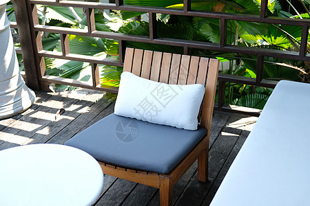 在阳台阳台上放松的木椅和沙发沙发灰色座位白色房子木头装饰甲板酒店风格椅子图片