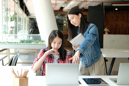 使用计算机学习的中学生女十几岁女童青少年教育互联网笔记本学生学校技术桌子课堂电脑图片