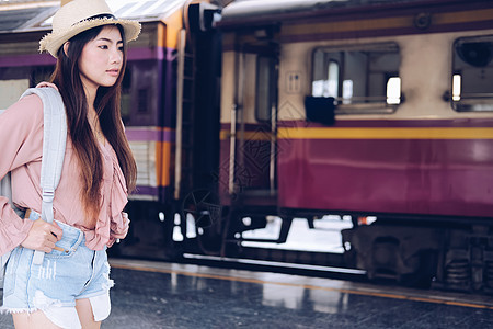 在火车站背着背包的女人背包客旅行者 旅行旅行概念游客火车女士帽子生活车站平台运输铁路女性图片
