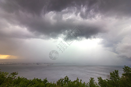 乌云的暴雨危险雷雨海岸涡流天气灾难海浪戏剧性国家场景图片