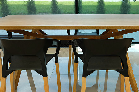 咖啡馆食品中心餐厅的椅子和餐桌 背景模糊图片
