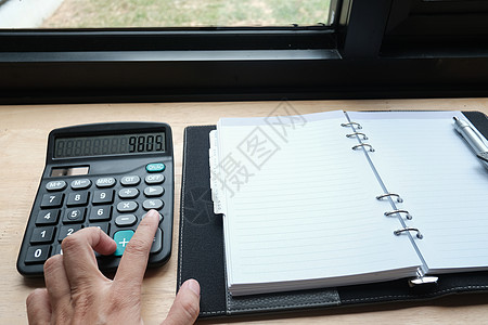 簿记员 财务检查员在工作场所计算预算 会计桌上的计算器和笔记本图片
