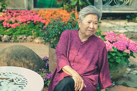的老妇人在花园里休息 老年女性在公园放松 高级休闲生活方式灰色女士成人闲暇微笑花园退休椅子长老图片