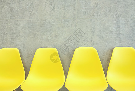 黄色椅子和灰色墙壁图片