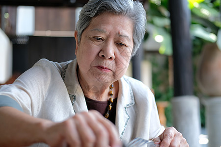 老年年长老年妇女食用食物 成熟退休的生活方式和生活习惯用餐餐厅女性午餐美食祖母成人女士图片