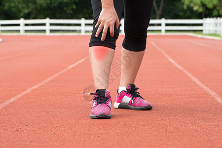 中年妇女在户外训练期间膝盖疼痛女士髌骨扭伤按摩身体肌肉运动运动员治疗女性图片